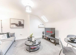 Modern Apartment in Central Location with Free Parking, Fast Wifi, Smart TV with Netflix, Prime and Disney by Yoko Property